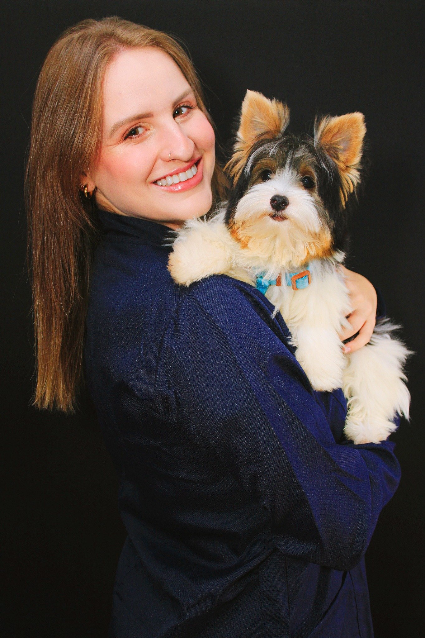 Dra. Beatriz Roiz Trevizan segurando um cão